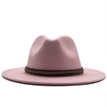 Detail van roze wollen fedora hoed met een bruine gevlochten leren band op witte achtergrond - Eén Maat / Roze