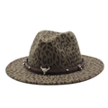 Détail du chapeau fedora léopard avec ornement de crâne de taureau et bande en cuir - M (56-59cm) / Vert Militaire