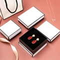 Minimalistisches weißes Schmuckkästchen-Set mit schwarzem Rand für Halsketten - Klassisches Weiß mit schwarzem Rand / 5X5X3cm