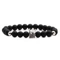 Matzwarte stenen kralenarmband met een zilveren kroonbedel en decoratieve accenten - Witgoud