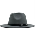 Détails d'un chapeau fedora en laine gris foncé avec bande en cuir noir et boucle en métal - Gris