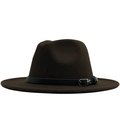 Détail du chapeau fedora en laine marron foncé avec sangle en cuir noir et boucle en argent - Café