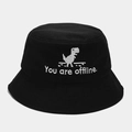 Detailaufnahme der Pixel-Dinosaurier-Stickerei und You Are Offline auf dem schwarzen Fischerhut - M (56-58cm) / Schwarz