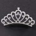 Elegante peine de corona plateado con brillantes pedrería sobre fondo de terciopelo - F021 Peine de pelo