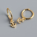 Detail von S925 Silber Goldanker-Ohrringen mit mikrogesetzten funkelnden Kristallen - 925er Silber / Gold
