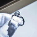 Klassischer Moissanit-Ring mit Sechs-Krallen-Fassung und rundem Mittelstein - Einstellbar Offen / Klassischer Sechs-Zinken-Rundschliff (1)