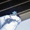 Makroaufnahme eines glänzenden Moissanit-Rings, der für Details in Handschuhen gehalten wird - Einstellbar Offen / Hochfeuer-Moissanit-Rundstil (4)