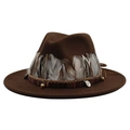Dettaglio cappello fedora con piume bohémien, cordino intrecciato e perline etniche - Caffè Scuro