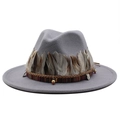Dettaglio del cappello in lana con piume naturali e nastro di perline stile bohémien - Grigio chiaro