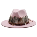 Dettaglio cappello in lana rosa con piume, nastro etnico e ciondoli in metallo - Rosa