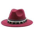 Dettaglio cappello fedora bordeaux con nappe nere e decorazioni con monete metalliche rétro - Borgogna