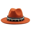 Dettaglio cappello fedora arancione con fascia etnica e decorazione di perline - Caramello