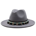 Dettaglio cappello in feltro grigio con perline turchesi e ciondoli a moneta bronzei - Grigio chiaro