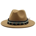 Dettaglio cappello fedora color cammello con fascia etnica decorata con perline e nappe - Cammello