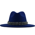 Dettaglio del cappello fedora blu reale con elegante nastro decorativo in perle e strass - M (56-58cm) / Blu