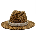Detail eines Fedora-Hutes mit Leopardenmuster, Strasssteinen und Nietendekoration - M (56-58cm) / Dunkelorange