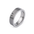 Anillo moderno de acero de titanio con cinco ranuras paralelas y una circonita de corte redondo - Talla US 12 / Plateado