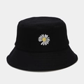 Dettaglio di un cappello a secchiello in cotone nero con ricamo di margherita bianca sul davanti - Nero