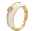Detailopname van witte emaille ring met micro-pave zirkoon en vergulde afwerking - Wit