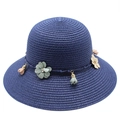 Dettaglio cappello di paglia blu scuro con fiori in tessuto e nappine con punte dorate - Bambini (52-54cm) / Blu navy