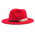 Dettaglio del cappello in feltro di lana rossa con nastro nero e fibbia in metallo dorato - M(56-58cm) / Rosso