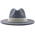 Chapeau fedora en laine gris neutre avec ruban élégant de perles blanches multicouches - M (56-58cm) / Gris