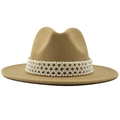 Détail du chapeau fedora en laine camel avec un ruban décoratif élégant en perles blanches - M (56-58cm) / Chameau