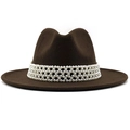Détail d'un chapeau fedora marron foncé avec un large ruban décoratif de perles blanches - M (56-58cm) / Café
