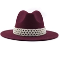 Détail d'un chapeau fedora en laine bordeaux avec un élégant ruban de perles à quatre rangs - M (56-58cm) / Bordeaux