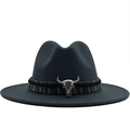 Détail du chapeau en laine gris foncé avec ruban ethnique et breloque tête de taureau - Gris clair