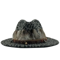 Chapeau Fedora léopard gris avec bordure en plumes et bande perlée bohème sur fond blanc - Gris clair