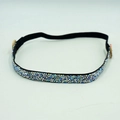 Diadema elástica negra con diamantes de imitación iridiscentes y botones protectores de orejas - Multicolor