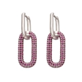 Dettaglio di orecchini a cerchio in argento con doppia forma rettangolare e zirconi rosa - Base Argento Zirconia Rossa