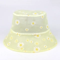 Dettaglio cappello parasole in mesh verde chiaro con ricamo di margherite e tessuto traforato - Giallo