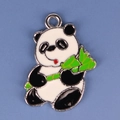 Detalle de dije de panda en aleación con bambú verde sobre fondo azul para joyería DIY - Panda 4