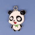 Detalle de un colgante de panda de esmalte con bucle de metal sobre fondo azul - Panda 10
