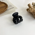 Dettaglio della grande pinza per capelli nero opaco con elegante texture satinata - Pinza a 3 Denti / Nero