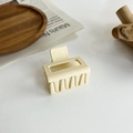 Dettaglio di un fermaglio per capelli quadrato color crema opaco con design traforato - Piccolo cubo / Beige