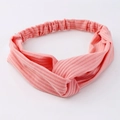 Bandeau en tricot rose avec nœud croisé et bande élastique sur fond blanc - Rose