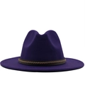 Detail van de donkerpaarse fedora hoed met bruine gevlochten band en wollen textuur - Eén Maat / Paars