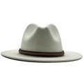 Detail van een crème wollen fedora met bruine gevlochten leren band en klassieke kroon - Eén Maat / Wit