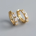 Vista macro di orecchini a cerchio in argento S925 dorato con zirconi rettangolari incastonati - Argento 925 / Oro