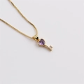 Detail van gouden sleutelhanger met paars hart en zirkoon aan een stevige box-schakelketting - Donkerpaars