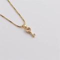 Detailopname van hartvormige sleutelhanger met kristal en verfijnde box-ketting - Lichtroze