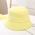 Vue détaillée du chapeau bob jaune avec broderie C blanche et coutures de bord renforcées - 52cm(1-6 Ans) / Jaune