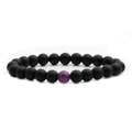 Bracciale di perline in onice nero opaco e ametista viola con cordino elastico su bianco - Pietra Opaca con Singola Perla di Ametista