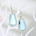 Pendientes de cristal trapezoidal azul claro con ganchos dorados en un soporte fino - Azul