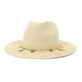 Detalle de sombrero de paja con cadena dorada y colgantes de concha y estrella de mar - 58cm / Beige