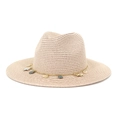 Detalle de sombrero de paja beige con cadena dorada y colgantes de conchas marinas - 58cm / Rosa