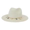 Detalle de sombrero de paja con cadena dorada y colgantes de estrella de mar y conchas - 58cm / crema